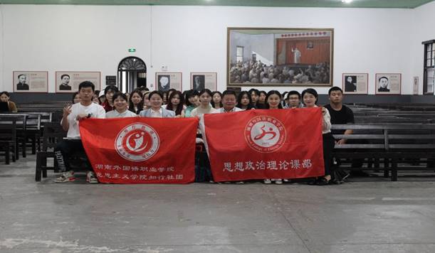 图片包含 室内, 建筑, 桌子, 房间 描述已自动生成