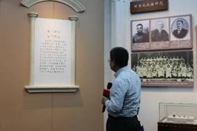 人站在电视前 低可信度描述已自动生成