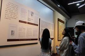 墙上贴了海报 低可信度描述已自动生成
