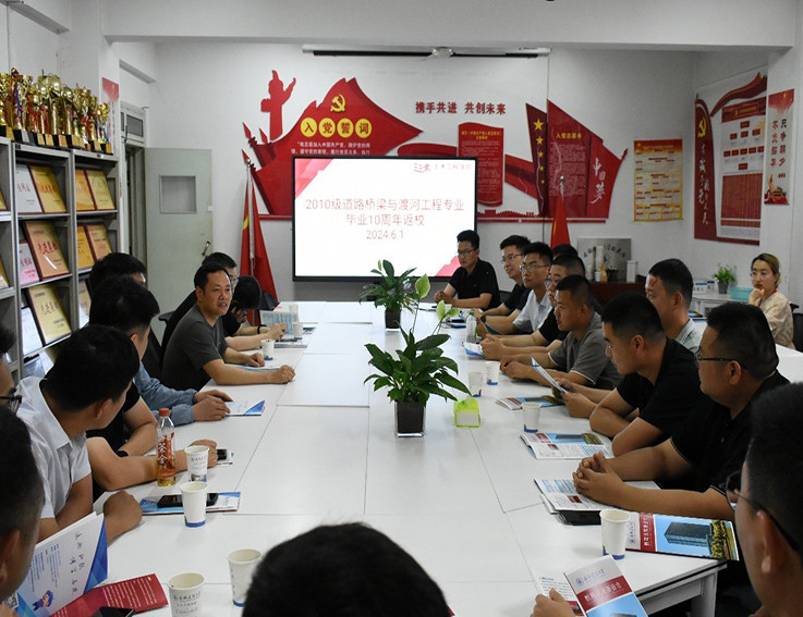 座谈会1.jpg